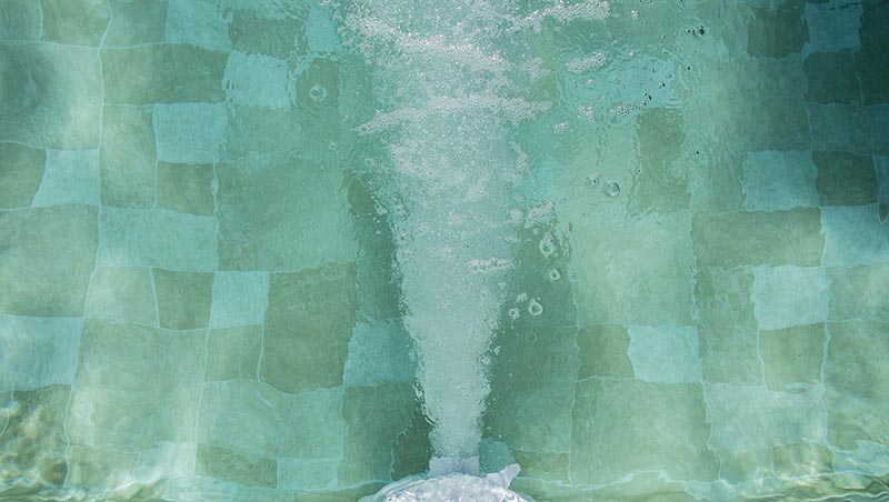 Nage à contre courant dans une piscine
